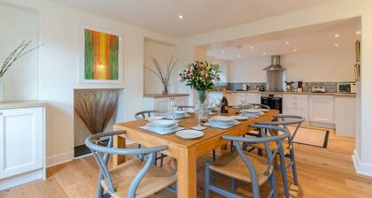 Deer Park Farmhouse - on the lydney park estate that sleeps 6 guests in 3 bedrooms