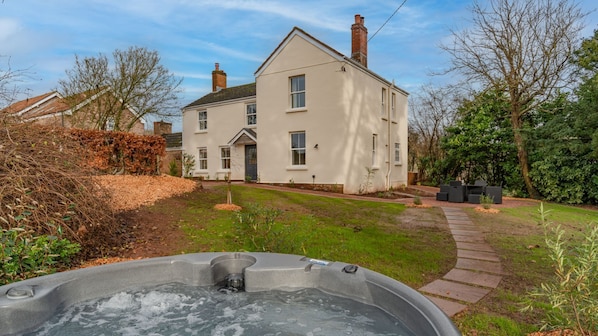 Outdoor spa tub - Deer Park Farmhouse - on the lydney park estate that sleeps 6 guests in 3 bedrooms (Lydney)