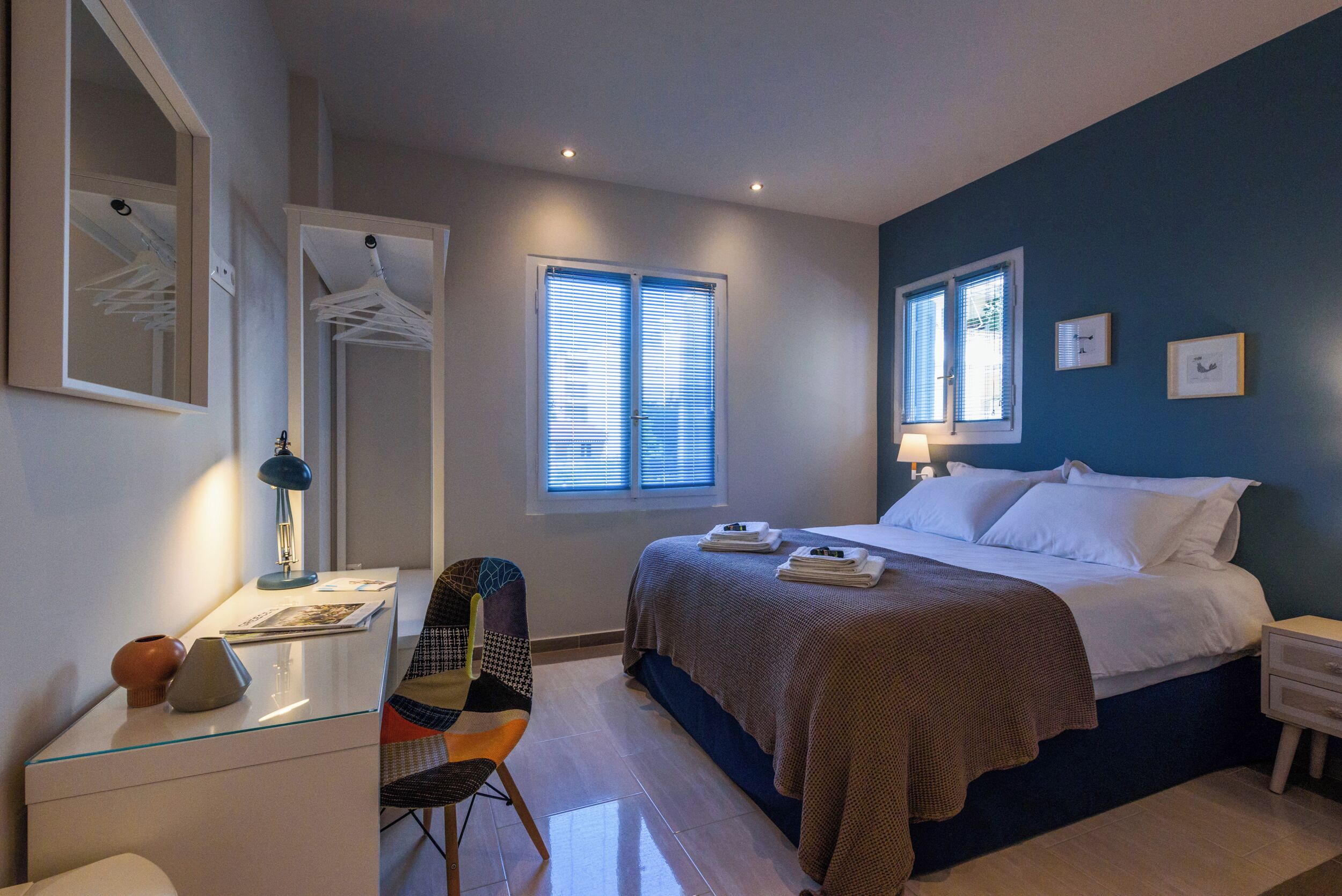 6 slaapkamers, een bureau, een strijkplank/strijkijzer, reisbedje