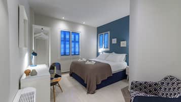 6 slaapkamers, een bureau, een strijkplank/strijkijzer, reisbedje