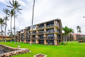 Exterior - Front Row Whale Watching - Rare Oceanfront - Papakea A205 (Lahaina)
