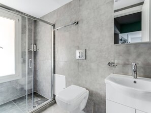 Estudio, varias habitaciones, balcón | Baño