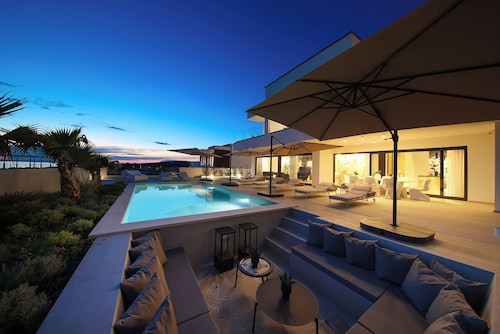 Luxury villa 360 - private heated pool