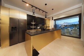 Vila superluxo, 5 quartos, piscina particular, vista para o mar | Cozinha privada | Geladeira grande, micro-ondas, fogão, cooktop