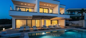 Luxury villa 360 - private heated pool