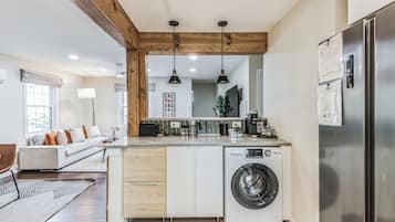 Nhà có thiết kế đặc trưng, 2 phòng ngủ, bếp, quang cảnh sân vườn | Bếp riêng | Tủ lạnh, lò vi sóng, lò nướng, bếp nấu