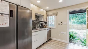 Signature House, 2 Bedrooms, Kitchen, Courtyard View | Private kitchen | Fridge, microwave, oven, stovetop