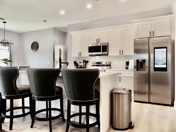 Fridge, microwave, oven, stovetop - Tranquility Resort Villa (Cape Coral)