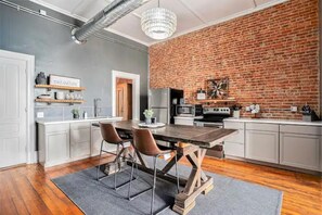 Fridge, microwave, oven, stovetop - Executive Suite (Marshall)