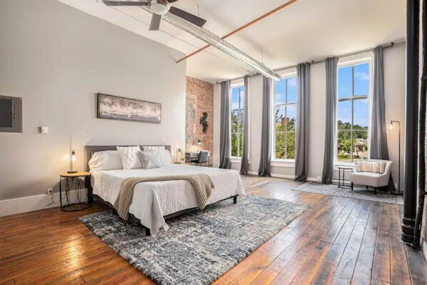 1 bedroom, desk, iron/ironing board, free WiFi - Executive Suite (Marshall)