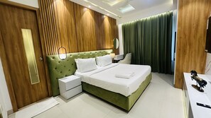 Egyptian cotton sheets, premium bedding, in-room safe, desk