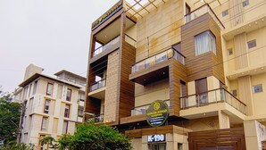 Un edifici de diversos pisos amb un cartell que diu 'Gujian Dawar Makeovers'.