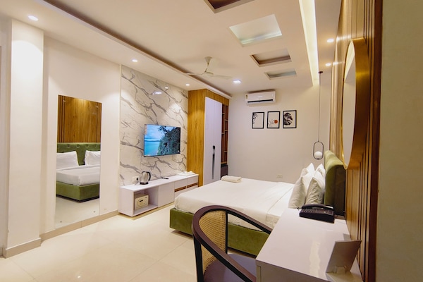 Egyptian cotton sheets, premium bedding, in-room safe, desk