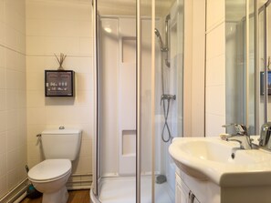 Douche, sĂšche-cheveux, papier toilette