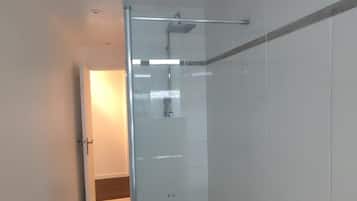 Douche, serviettes fournies, savon, shampoing