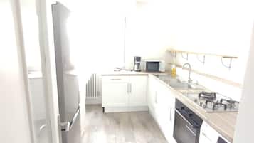 Een koelkast, een microgolfoven, een oven, een kookplaat