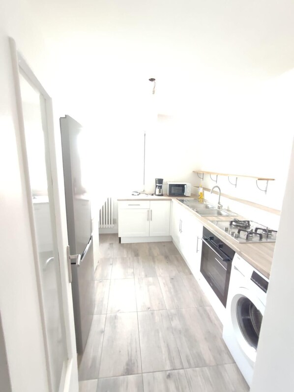 Réfrigérateur, micro-ondes, four, plaque de cuisson