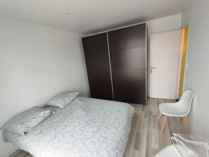 3 Schlafzimmer, Zimmersafe, Schreibtisch, Bügeleisen/Bügelbrett