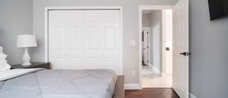 4 bedrooms, desk, iron/ironing board, free WiFi