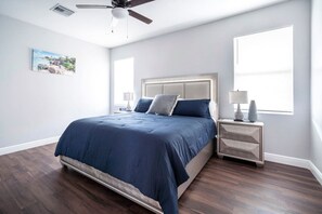 4 室のベッドルーム、デスク、アイロン / アイロン台、WiFi (無料)