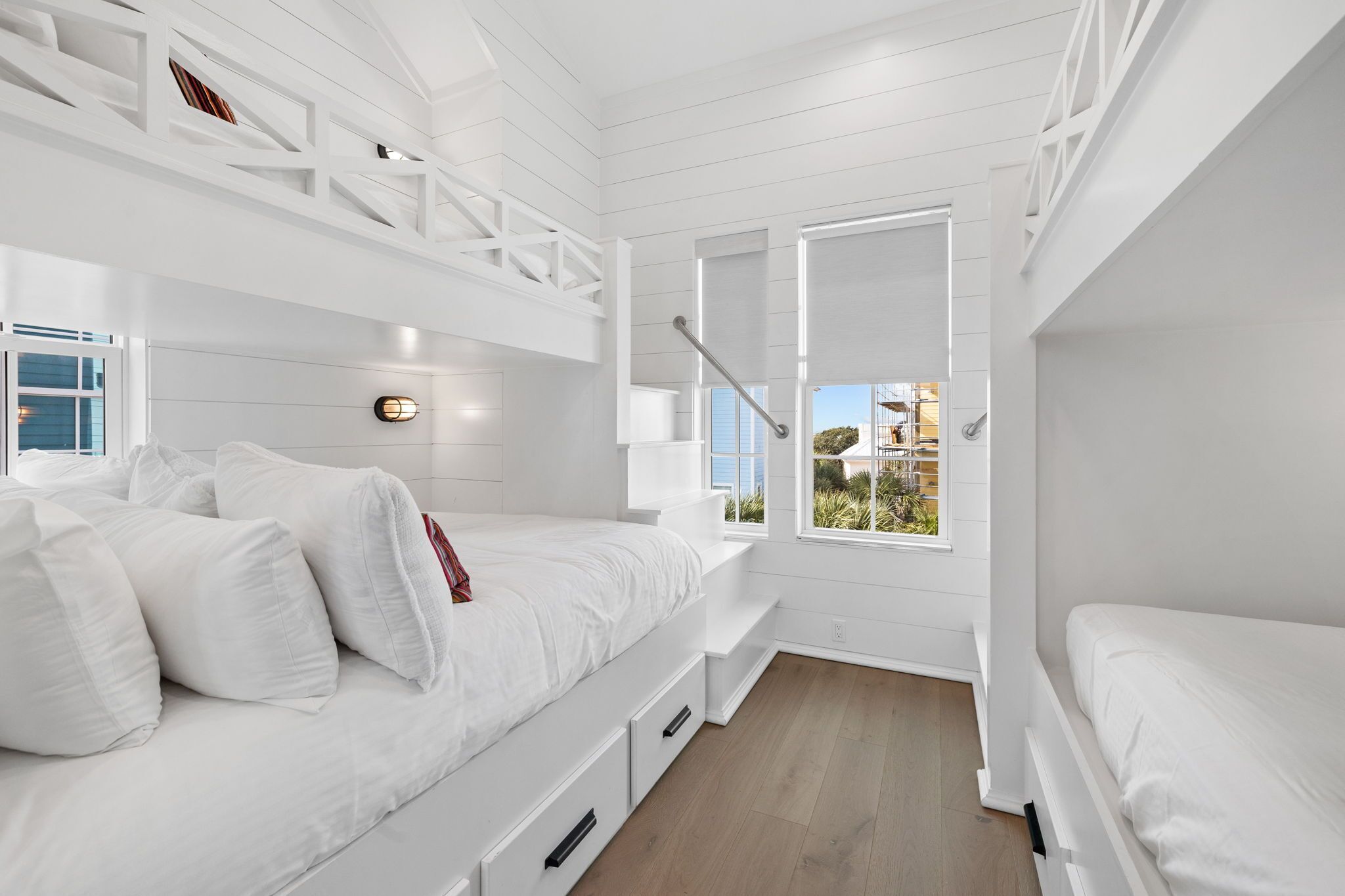 Un dormitorio con literas, una ventana con vistas y una mesita de noche.