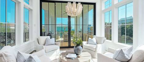 Televisión, chimenea, futbolito y tenis de mesa