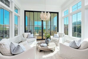 Télévision, cheminée, baby-foot, table de tennis de table