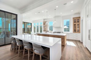 Réfrigérateur, micro-ondes, four, lave-vaisselle