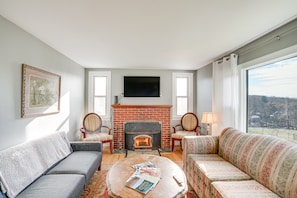 Living area - Renovated Chatham Home ~ Half Mi to Downtown! (Chatham)