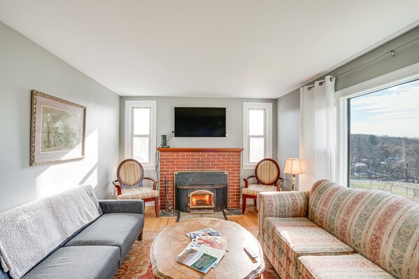 Casa (4 Bedrooms) | Área de sala de estar | Televisión, chimenea y libros