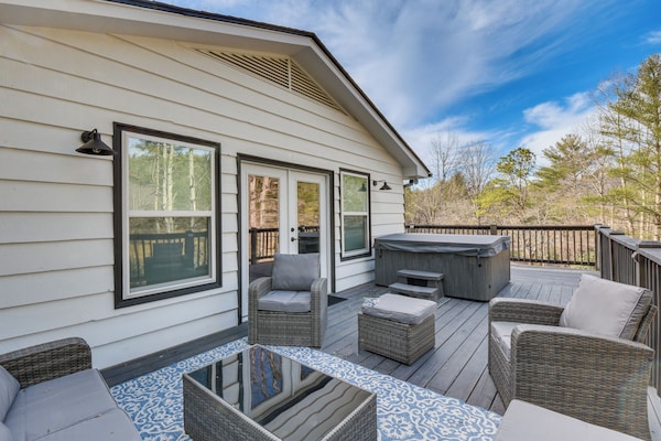 Luxe Highlands Haven W/ Fire Pit + Hot Tub! - Highlands, NC
