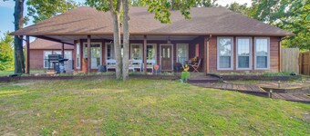 Dock, Views & Grill: Spacious Grand Lake Lodge