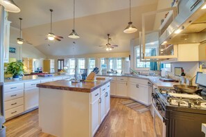 House (3 Bedrooms) | Interior - Dock, Views & Grill: Spacious Grand Lake Lodge (Eucha)