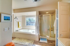 House (3 Bedrooms) | Interior - Dock, Views & Grill: Spacious Grand Lake Lodge (Eucha)
