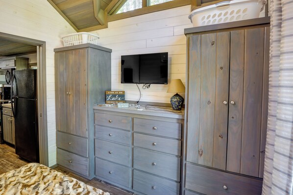 House (1 Bedroom) | Interior - Mayfield Tiny Home w/ Porch, Walk to Beaches! (Mayfield)