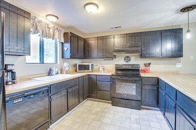 Cecil Vacation Rental: Walk to Shawano Lake!