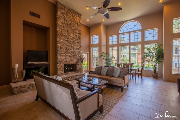 Smart TV, chimenea y libros