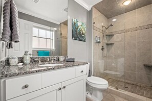 Shower, hair dryer, towels - Gulf & Pool view, Washer & Dryer, Families Love it (Galveston)