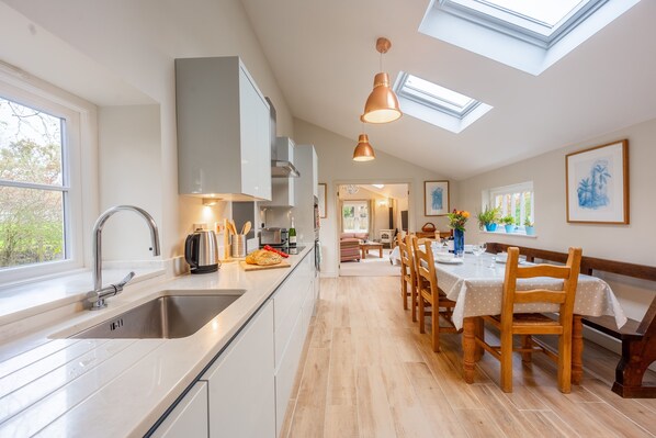 ثلاجة ، ميكروويف، فرن، غسالة أطباق