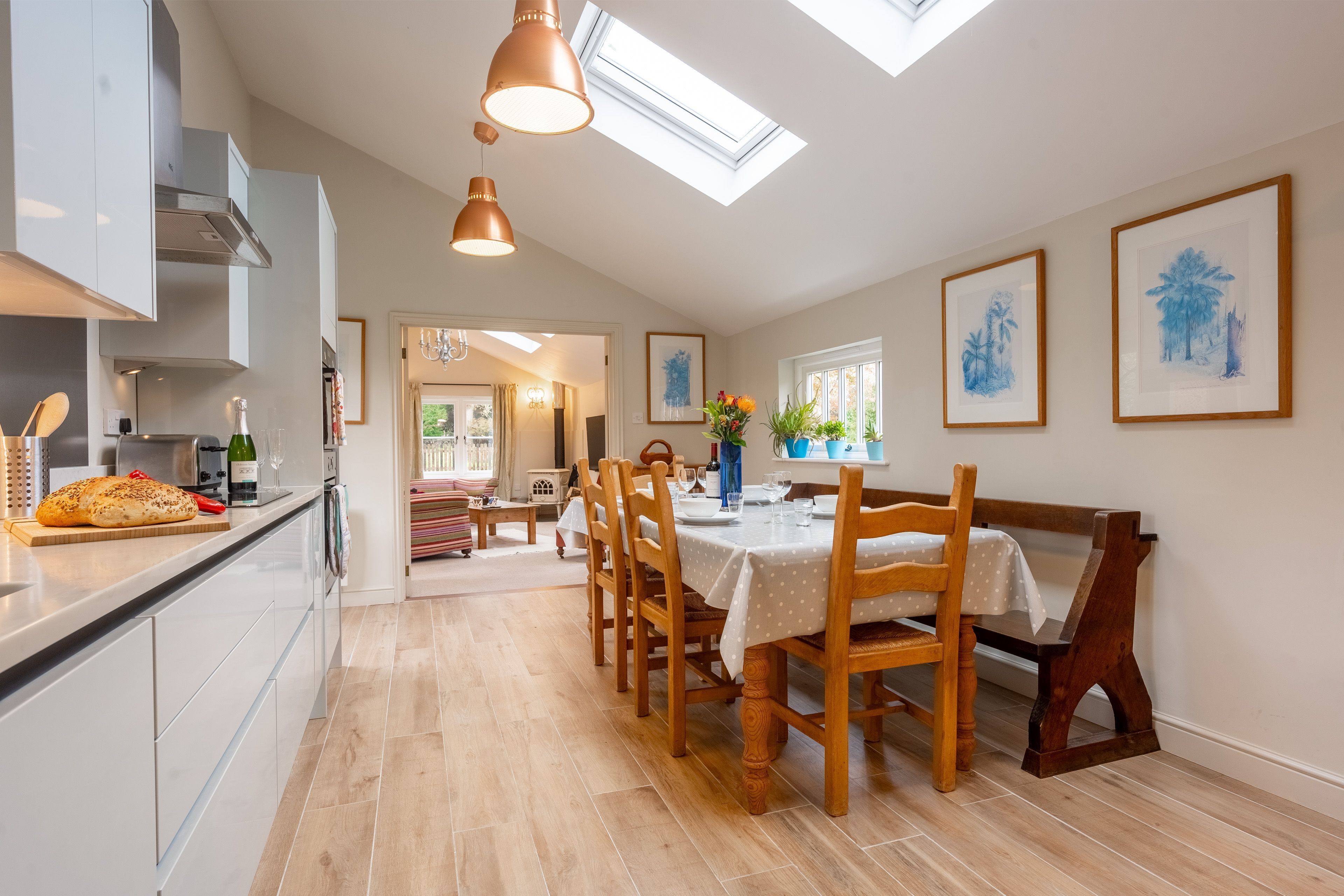 Een koelkast, een microgolfoven, een oven, een vaatwasser