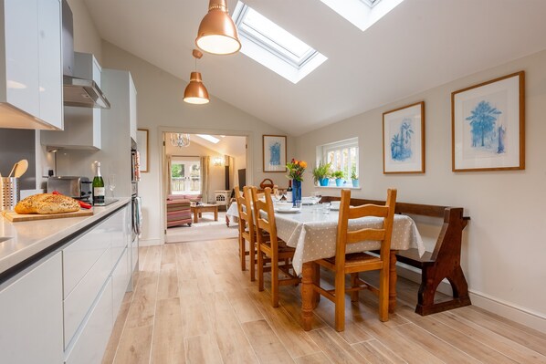 Frigorífico, microondas, horno y lavavajillas