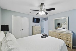 4 bedrooms, WiFi, bed sheets - 4 Bedrooms, Brick Retreat with Gameroom & Backyard (Grand Prairie)