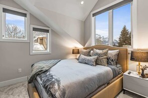 5 bedrooms, desk, iron/ironing board, travel cot