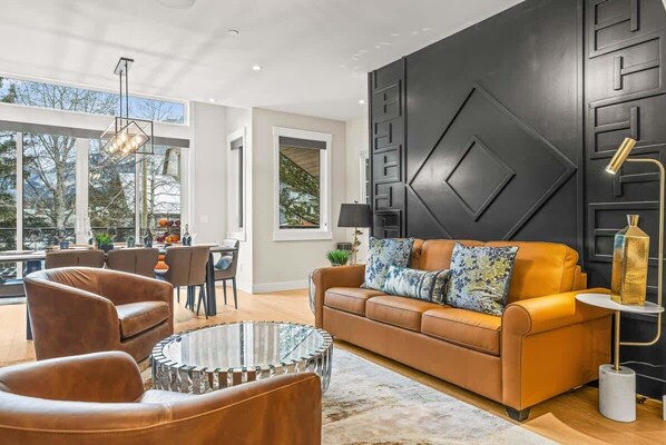 Télévision, cheminée, chaîne hi-fi, espaces bureaux