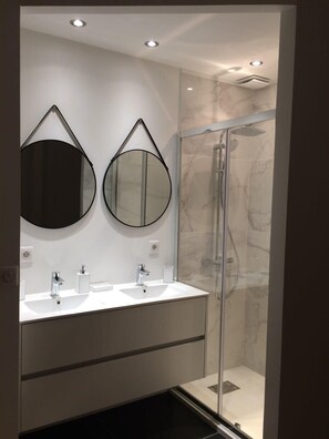 Shower, free toiletries, hair dryer, towels