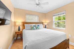 2 bedrooms, free WiFi, bed sheets - Chic home with Pool near the Beach! - The Pink Flamingo (Lido Key)