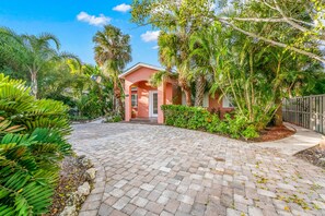 Exterior - Chic home with Pool near the Beach! - The Pink Flamingo (Lido Key)