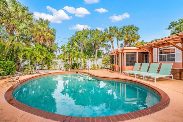 Pool - Chic home with Pool near the Beach! - The Pink Flamingo (Lido Key)