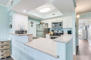 Fridge, microwave, oven, stovetop - Bayfront Kontiki 705 (Rockport)