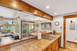 Interior - 8 aquatic passes, wood fireplace BBQ Wi-Fi access (Sunriver)